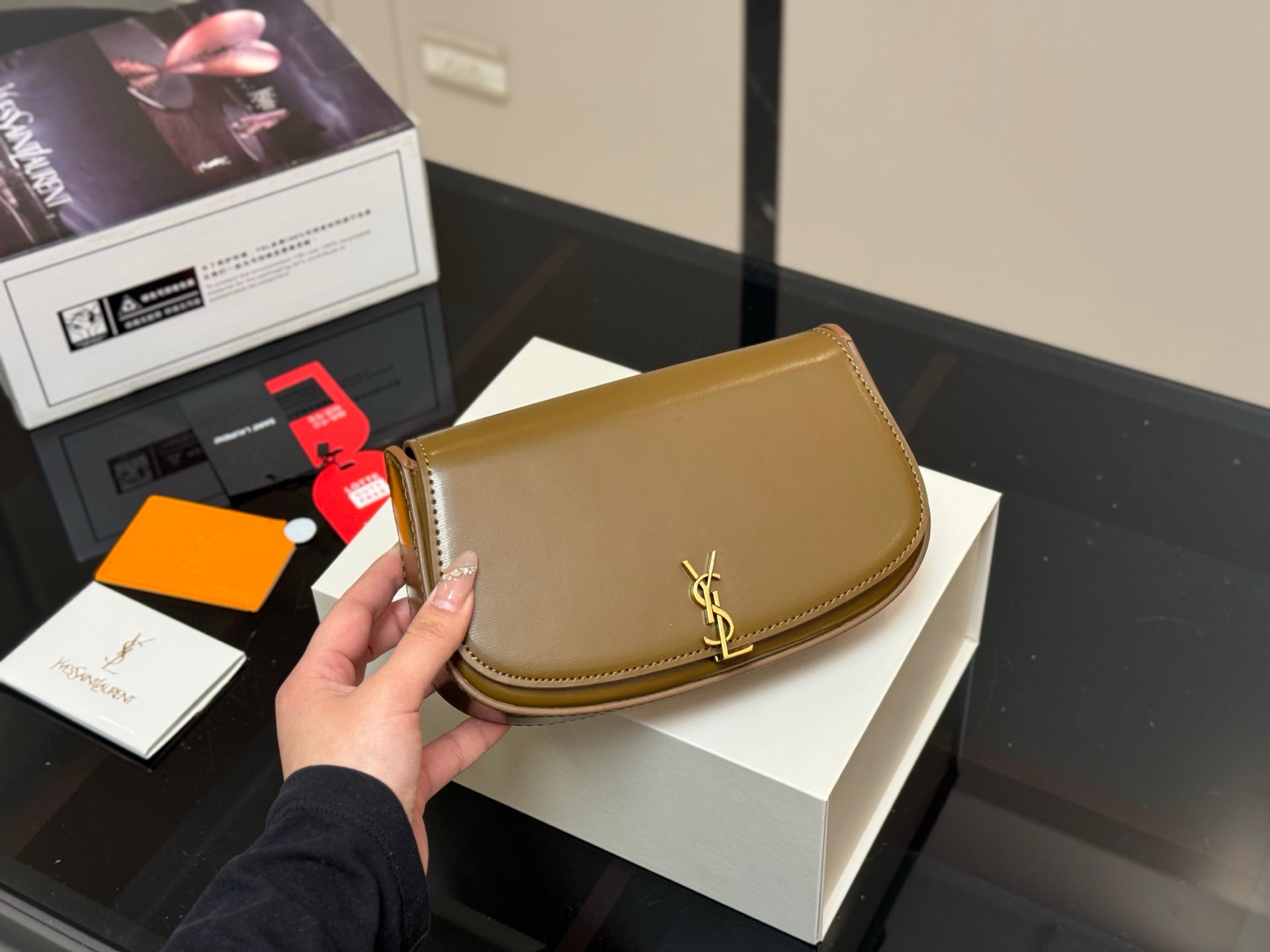 Chic Yves Saint Laurent Voltaire Underarm Bag - Versatile Cowhide Design