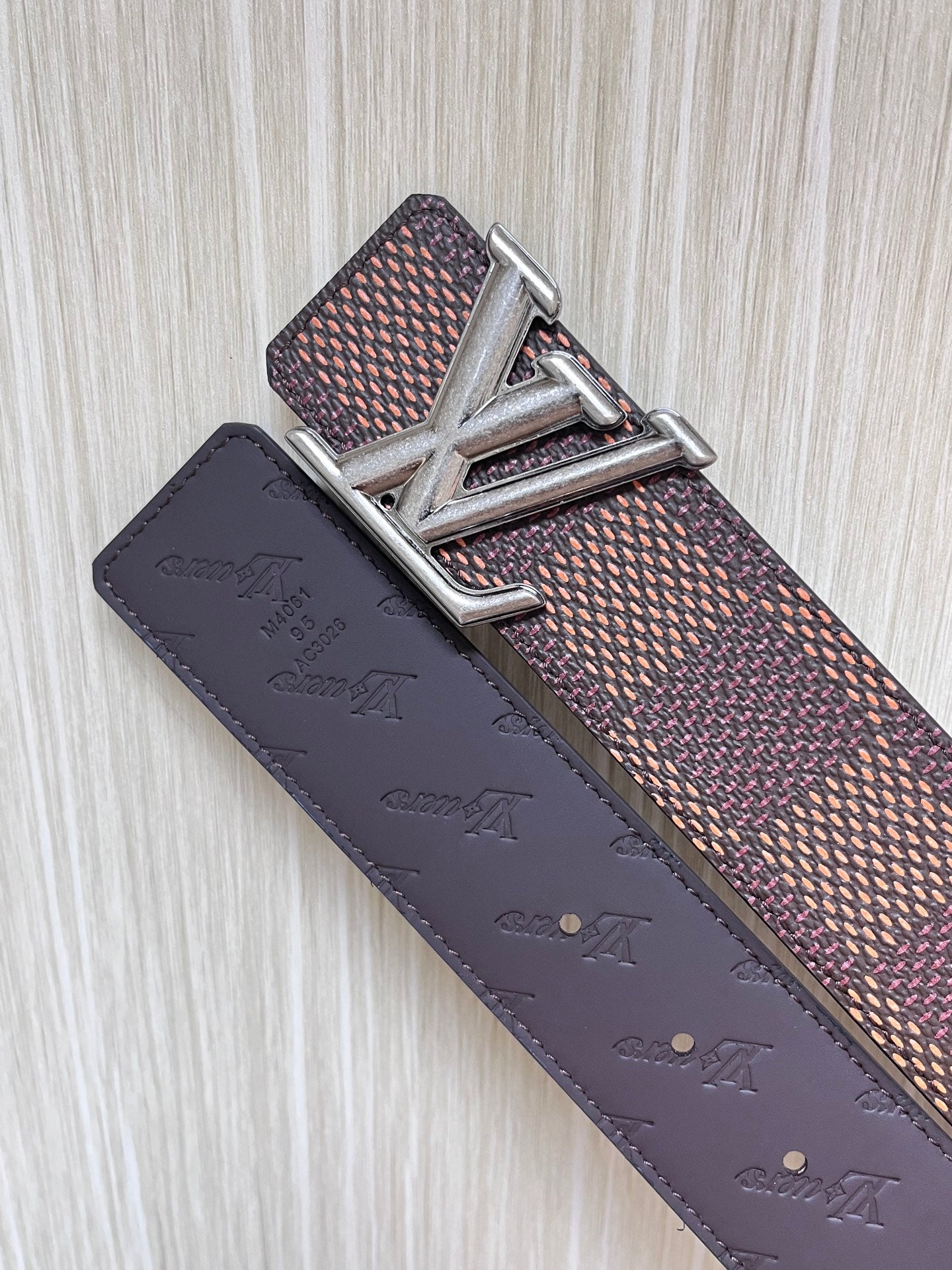 Stylish 4.0mm Reversible Canvas and Calf Embossed Fabric with Retro Buttons