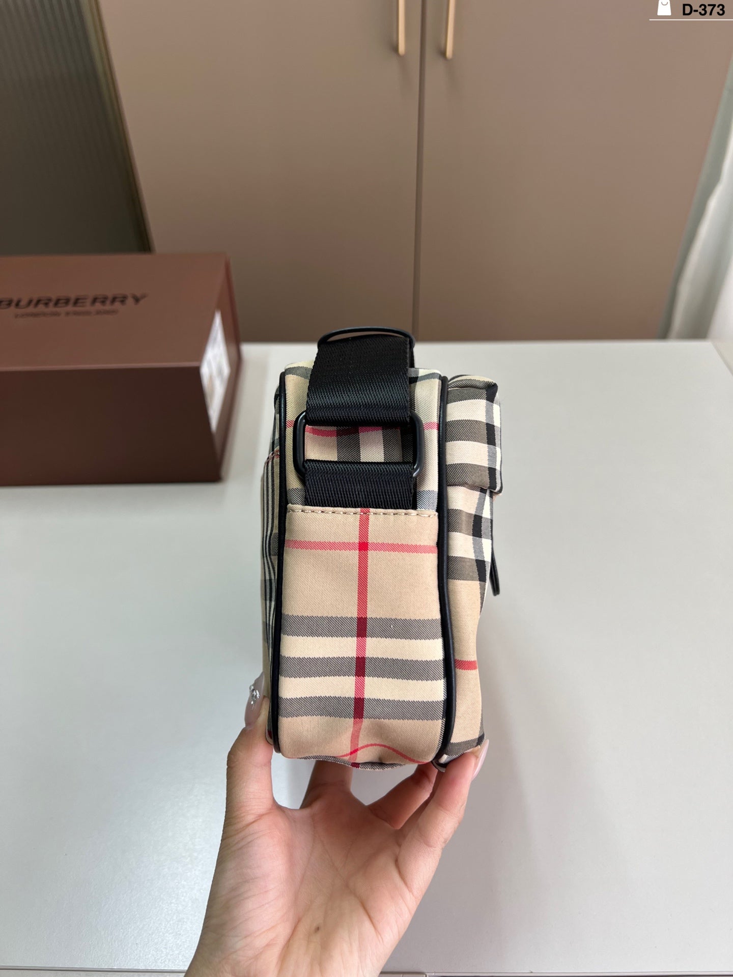 Burberry Unisex Camera Bag - Casual Elegance for Everyday Use