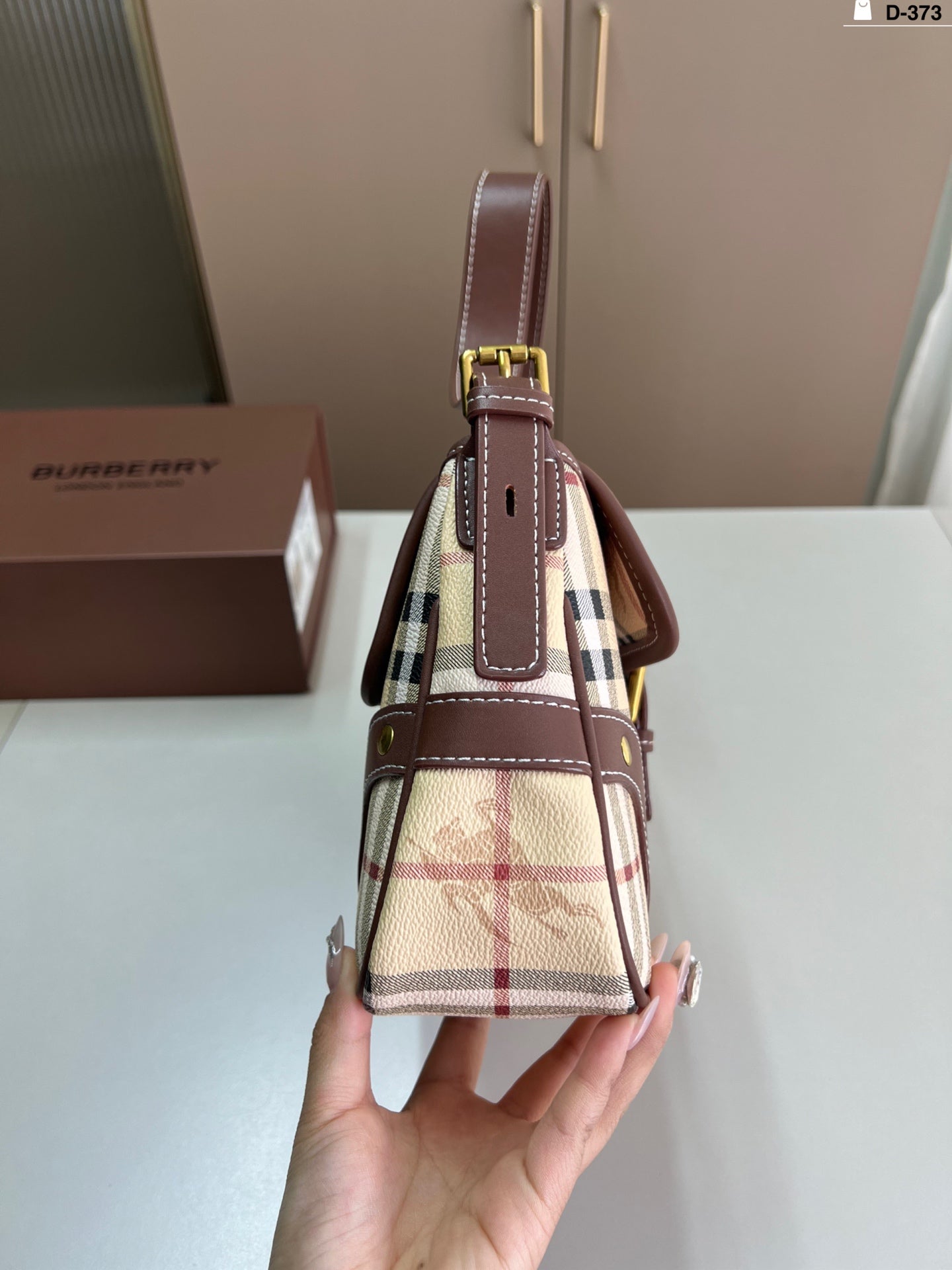 Second-Hand Burberry Armpit Shoulder Bag - Casual Elegance