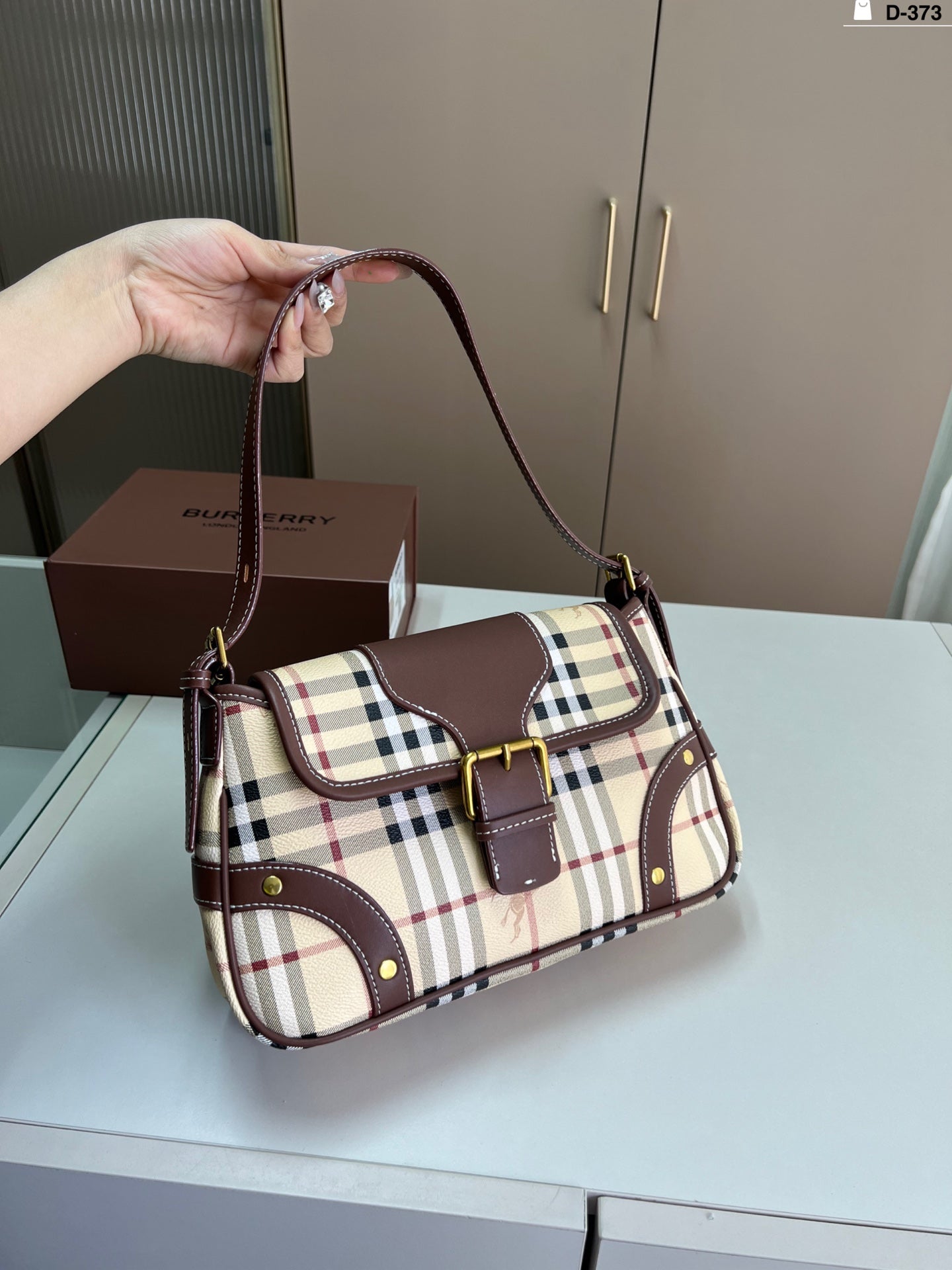 Second-Hand Burberry Armpit Shoulder Bag - Casual Elegance