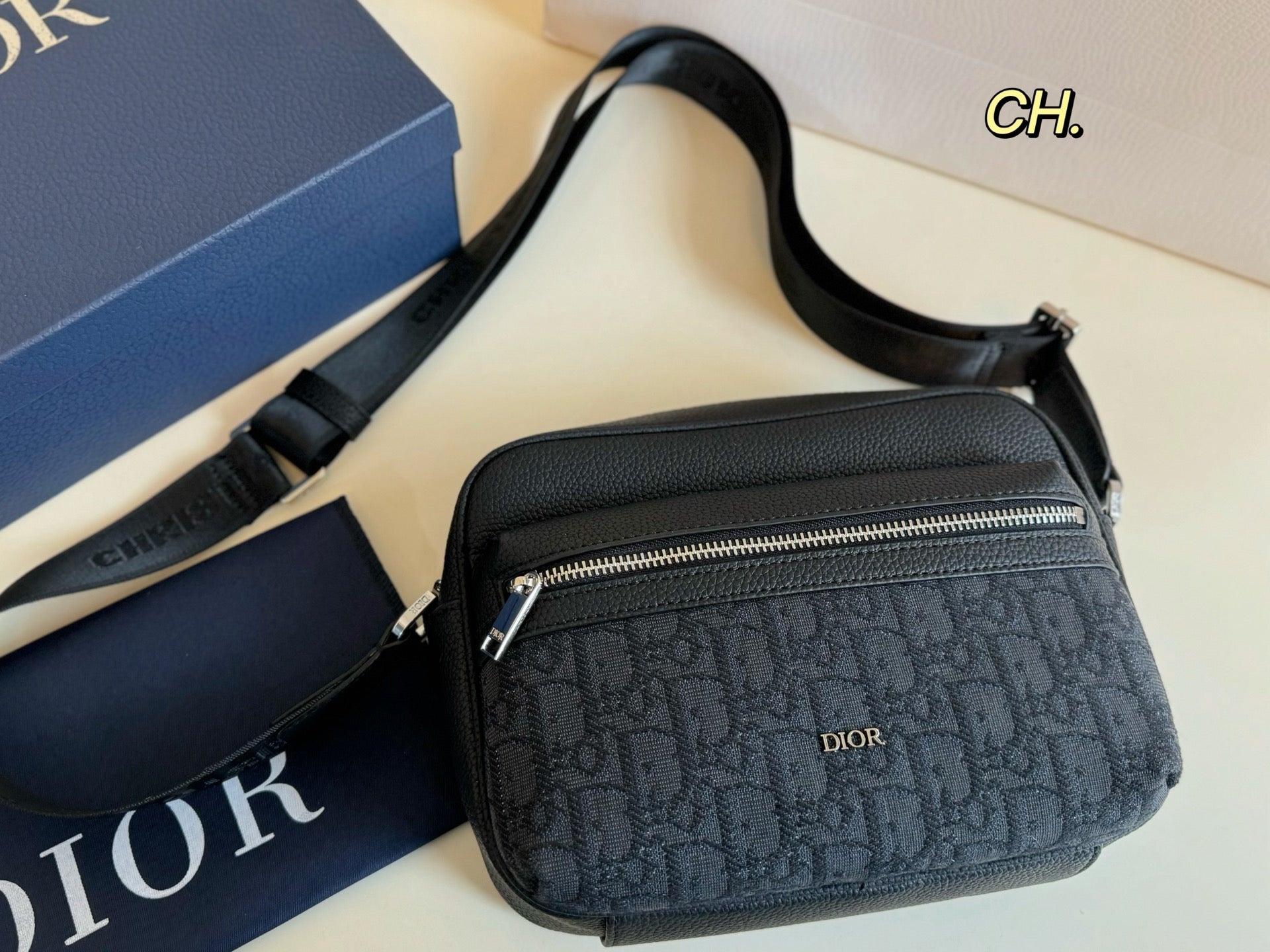 DIOR Rider Messenger Camera Bag - Elegant and Versatile
