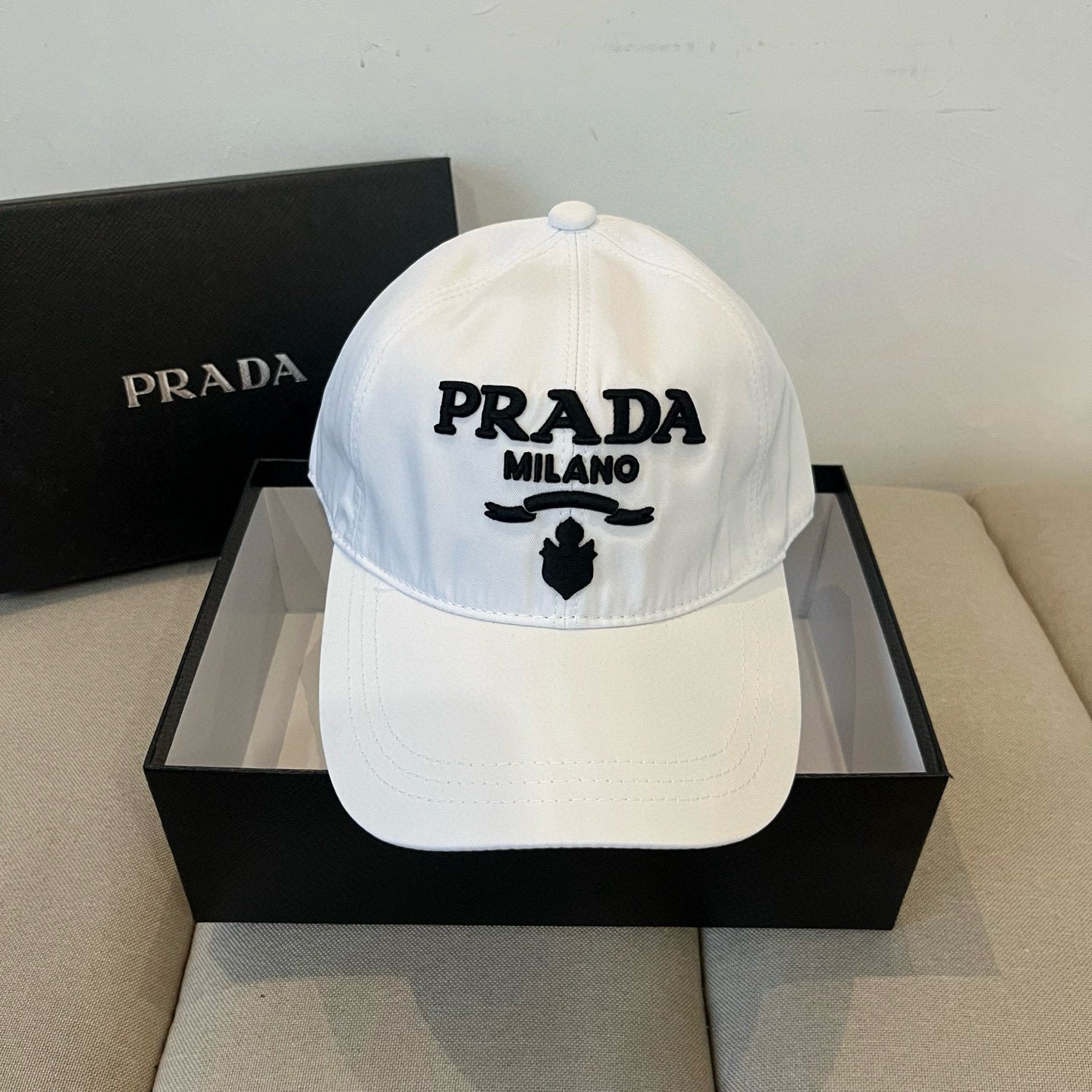 PRADA Classic Baseball Cap â€“ High-End Fashion Accessory