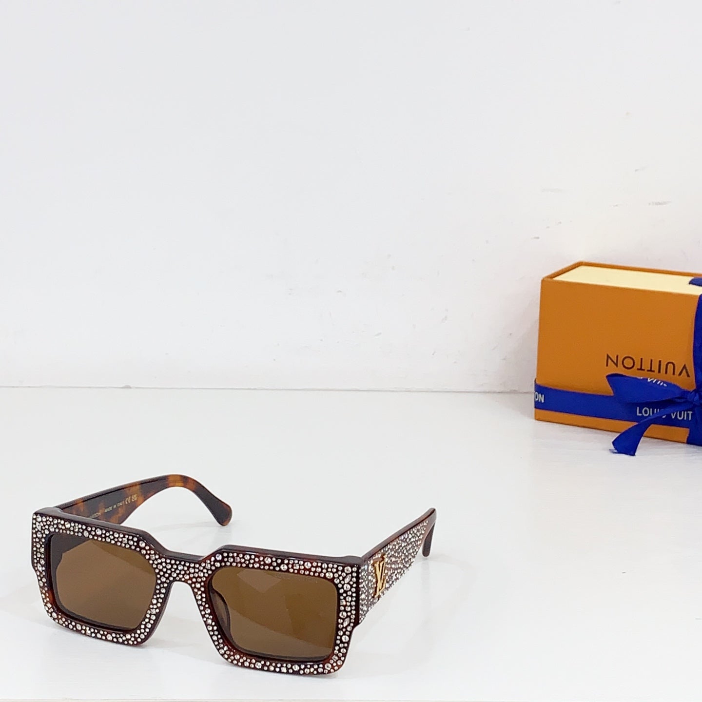 Louis Vuitton Z2396E Eyewear - Stylish and Elegant Design