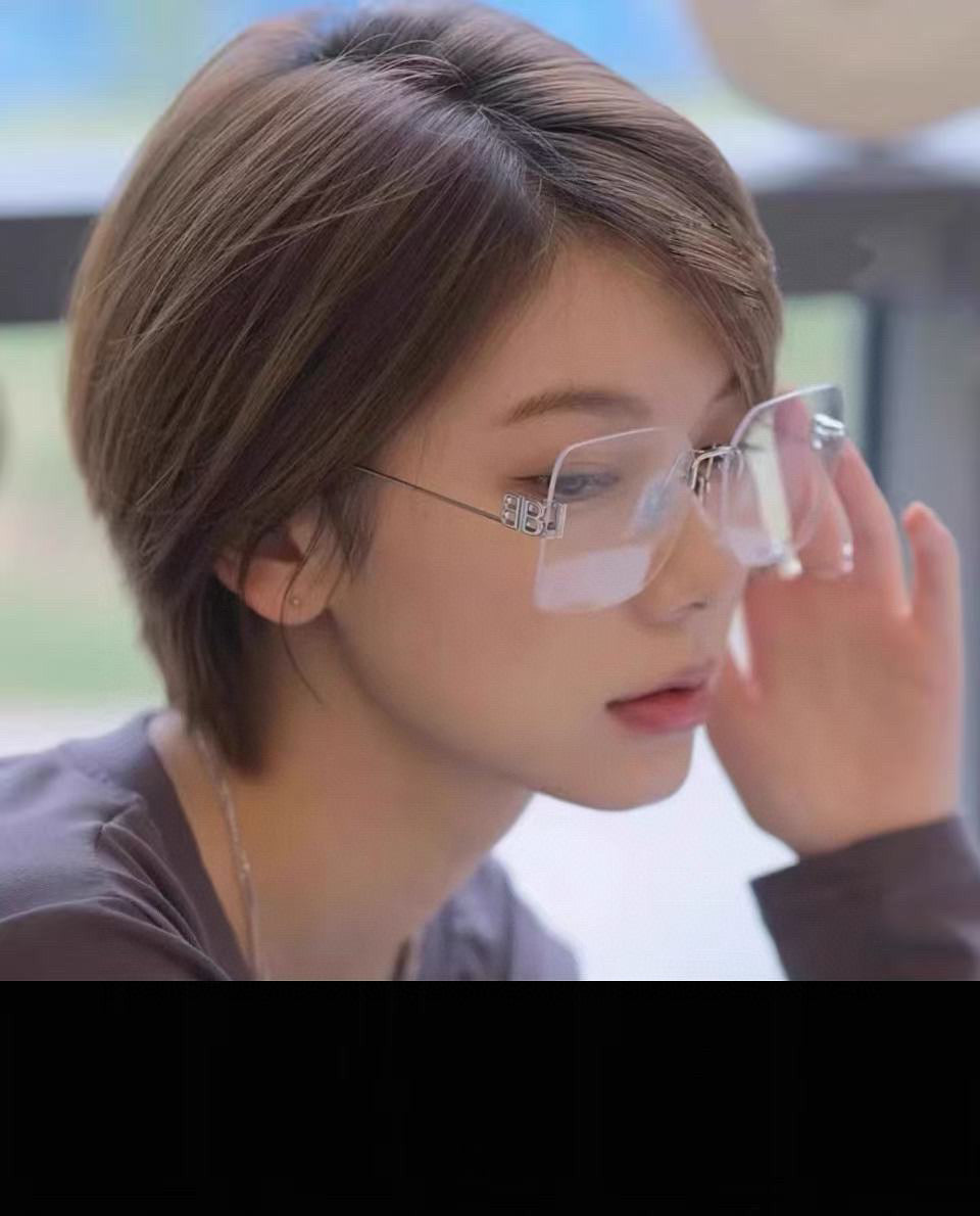 Balentiaga Model BB01130 - Stylish Under Thing (Size Under 140)