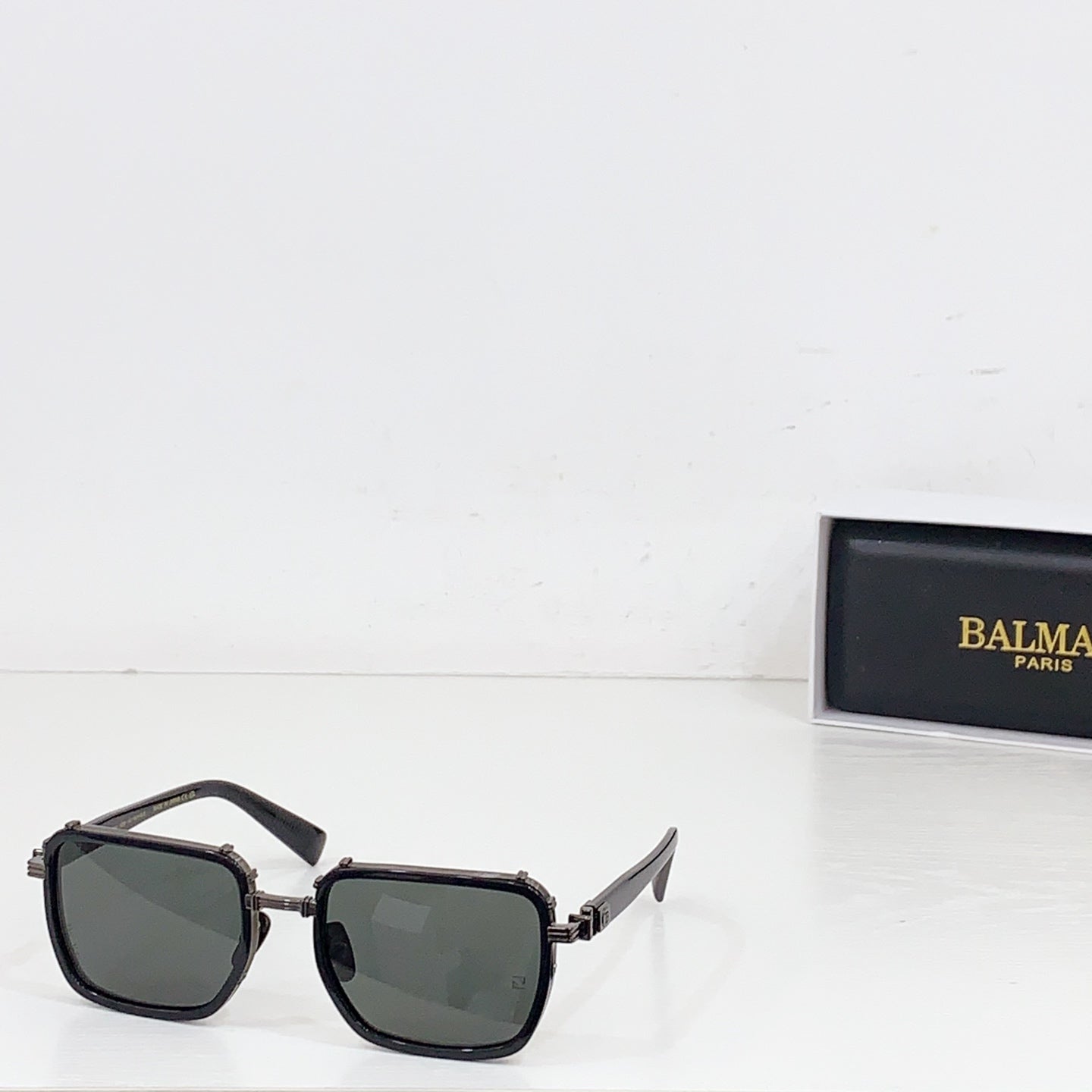 Balmain Akoni Sunglasses - Elegant Design and Superior Comfort