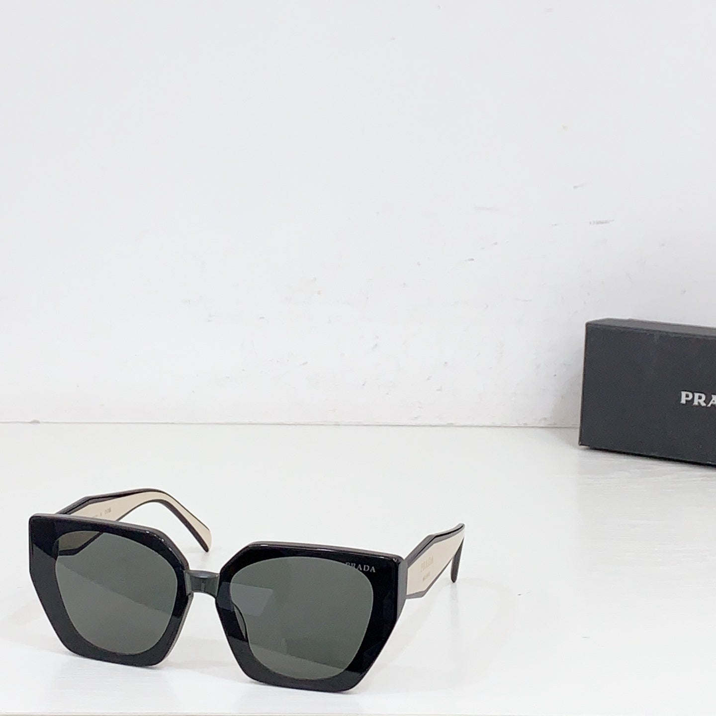 PRADA PR205VS Sunglasses - Stylish 55-21-145 Frame