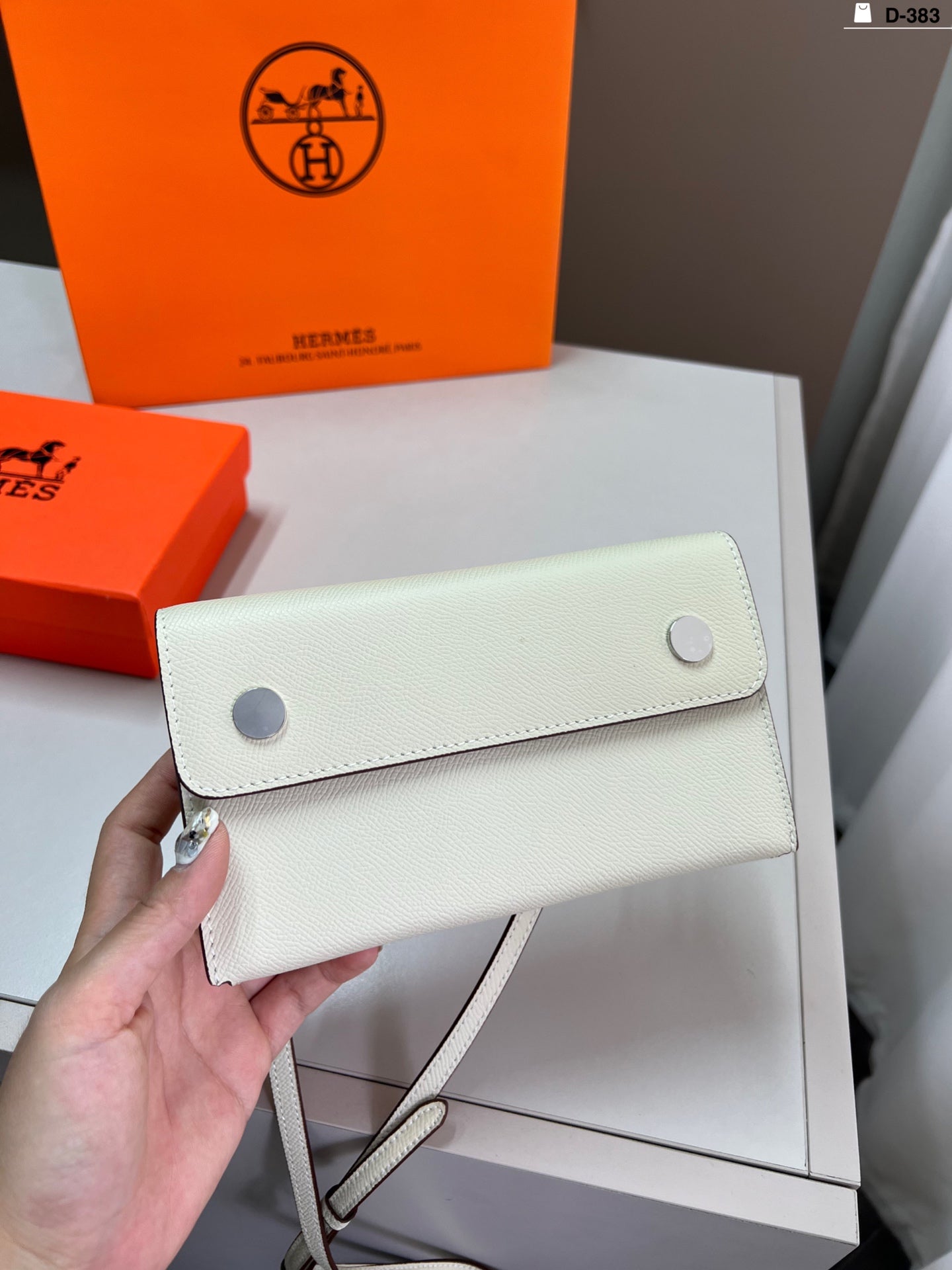 Hermes Signature Crossbody Bag - Elegant Style & Functionality