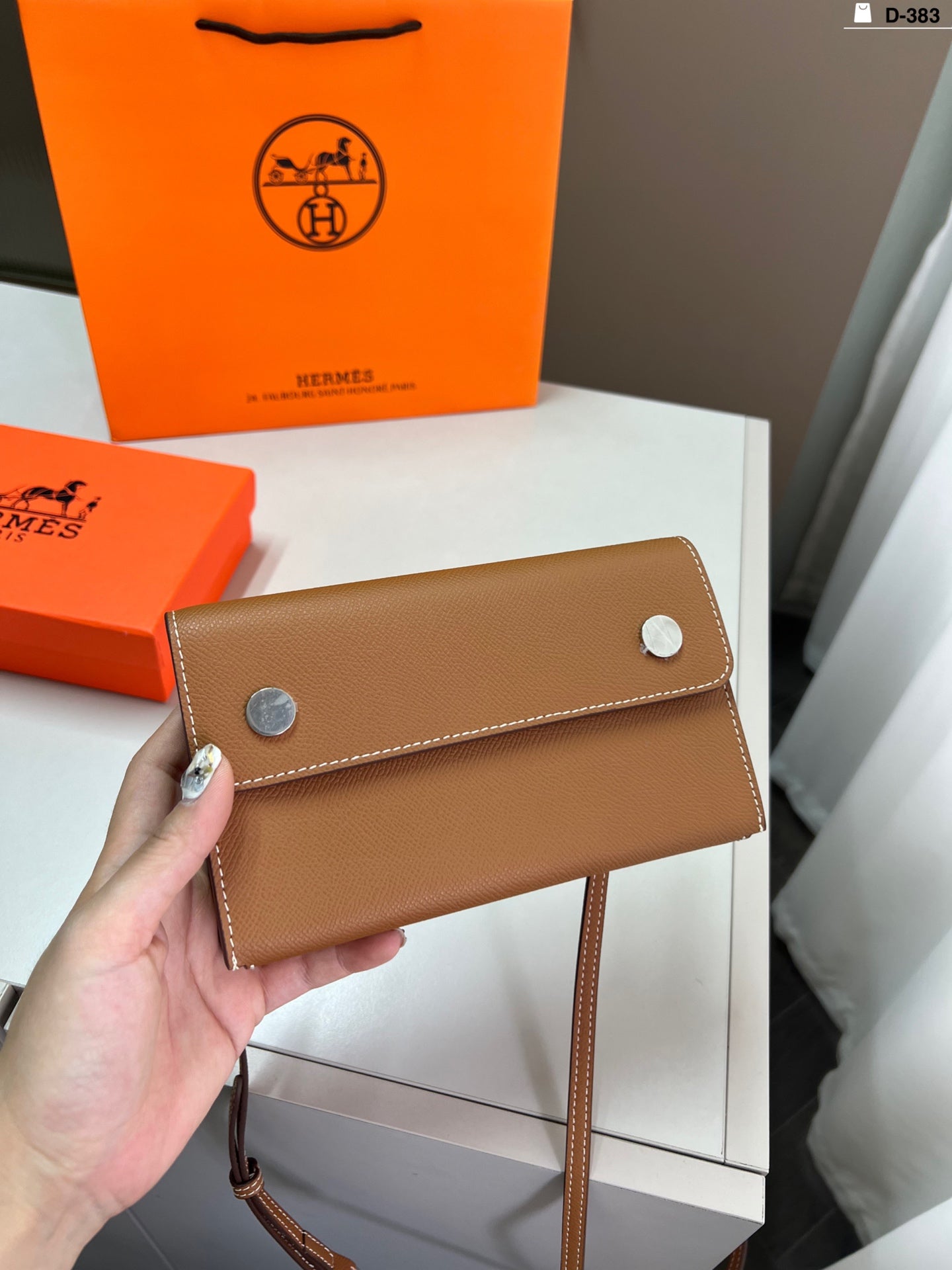 Hermes Signature Crossbody Bag - Elegant Style & Functionality