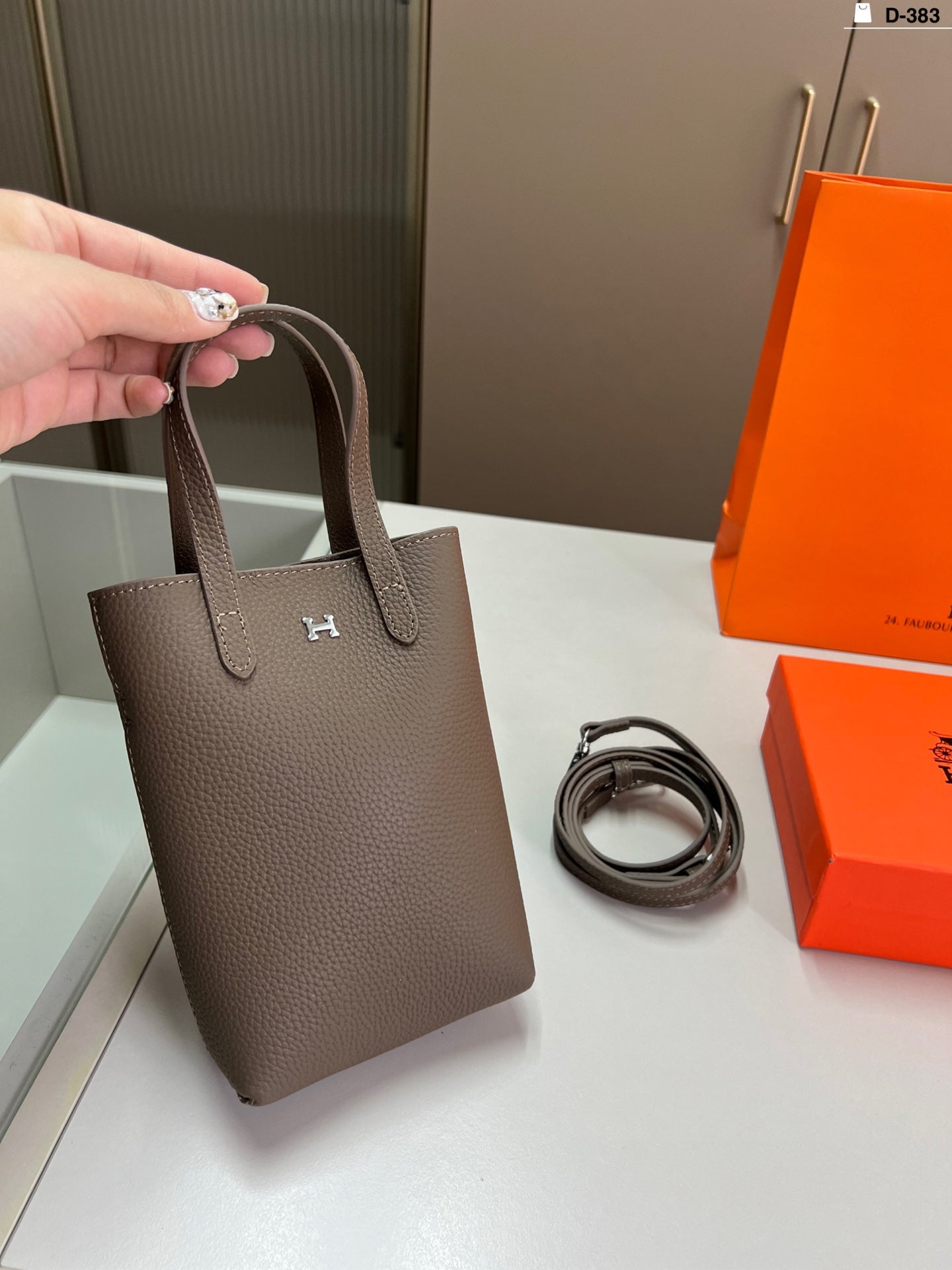 Hermes Luxury Mobile Phone Bag â€“ Elegant and Functional