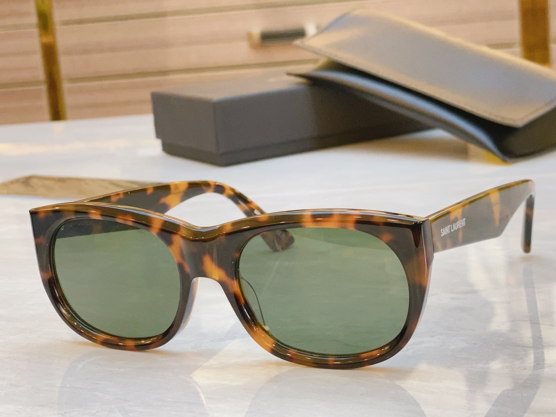 Saint Laurent SL815 Sunglasses - Stylish and Sophisticated