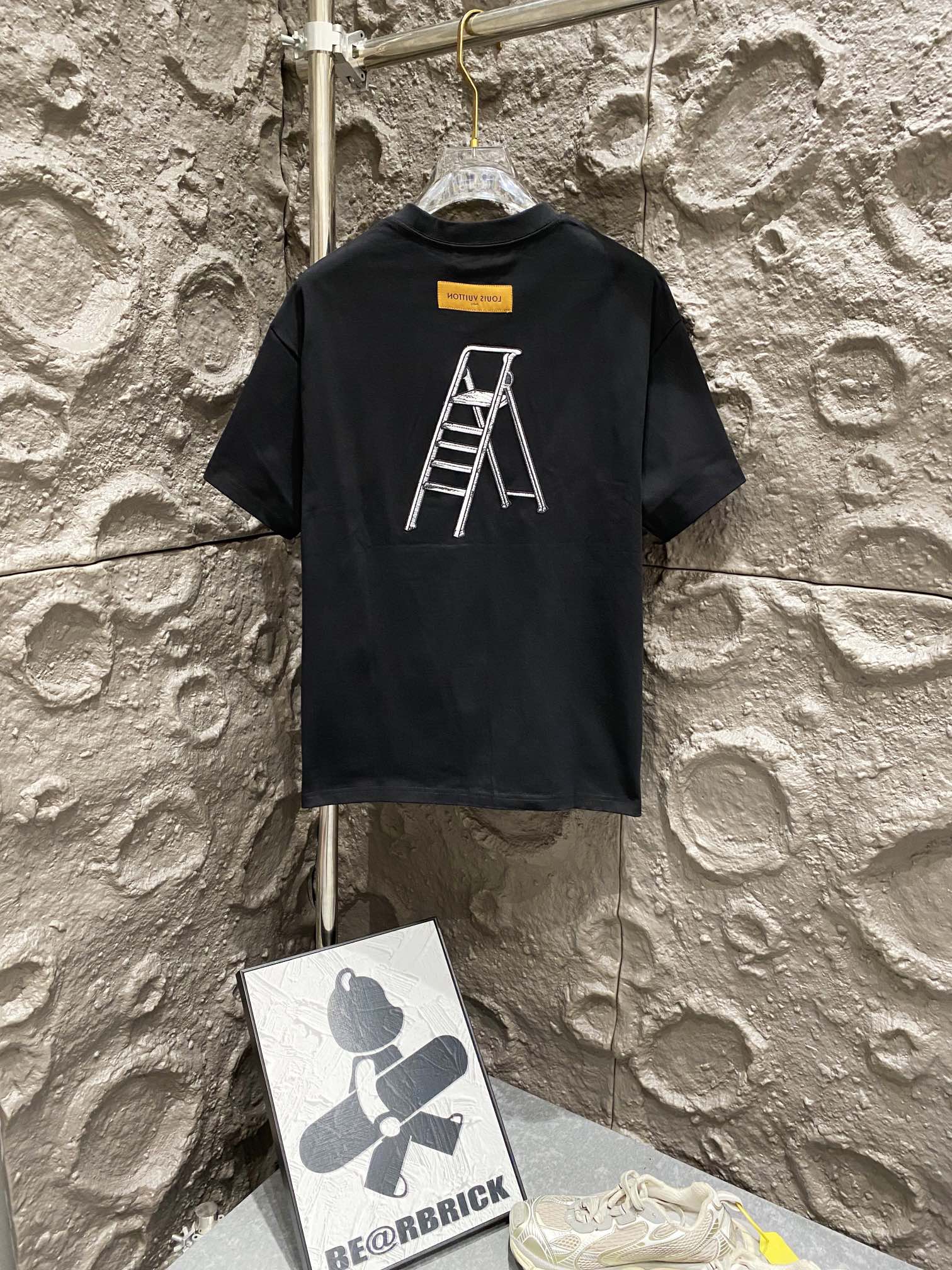 Unisex LV Louis Vuitton Summer 2023 Hammer Ladder Embroidery T-Shirt