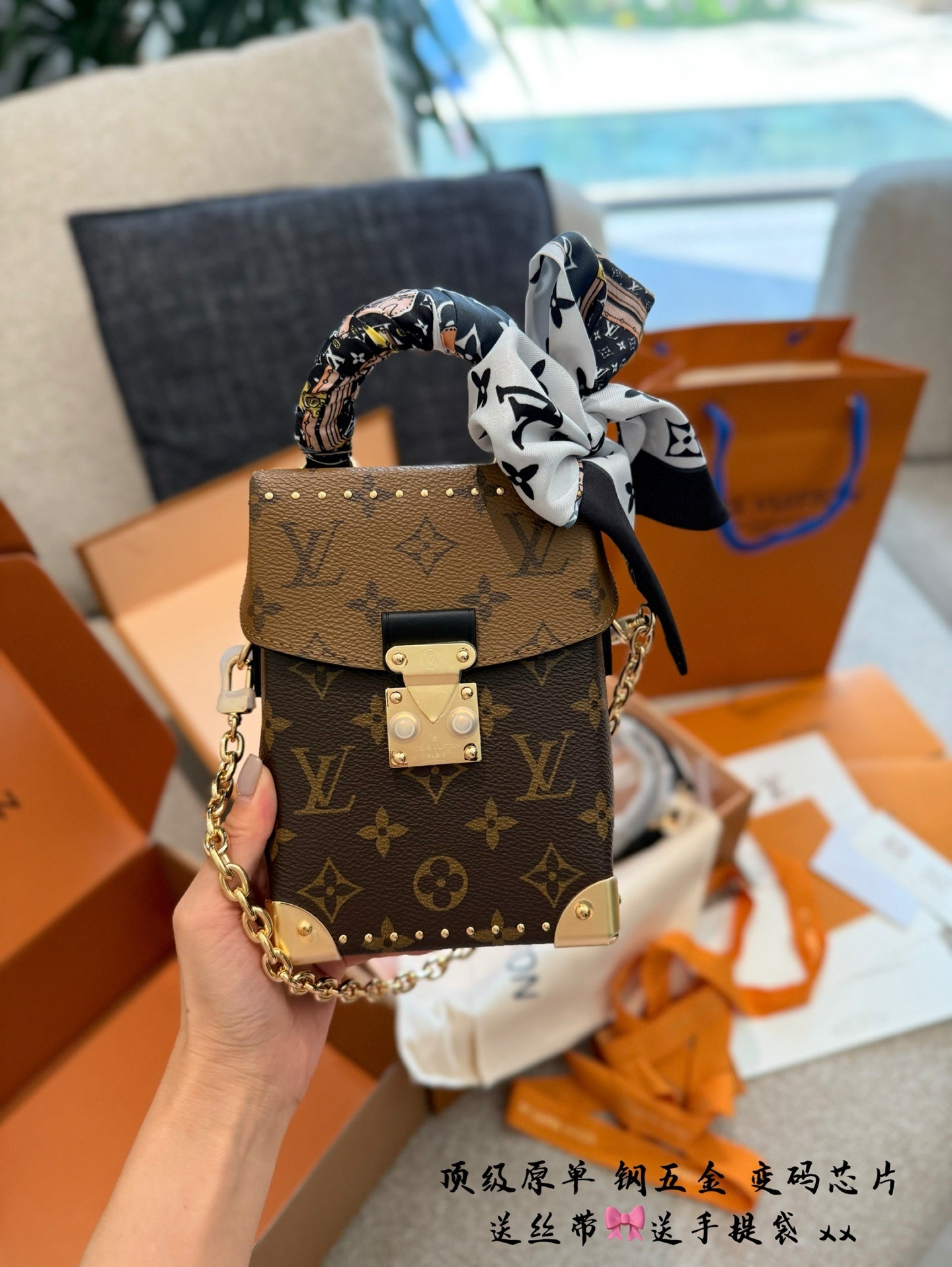 Elegant Retiro Handbag with Yellow Leather Trim