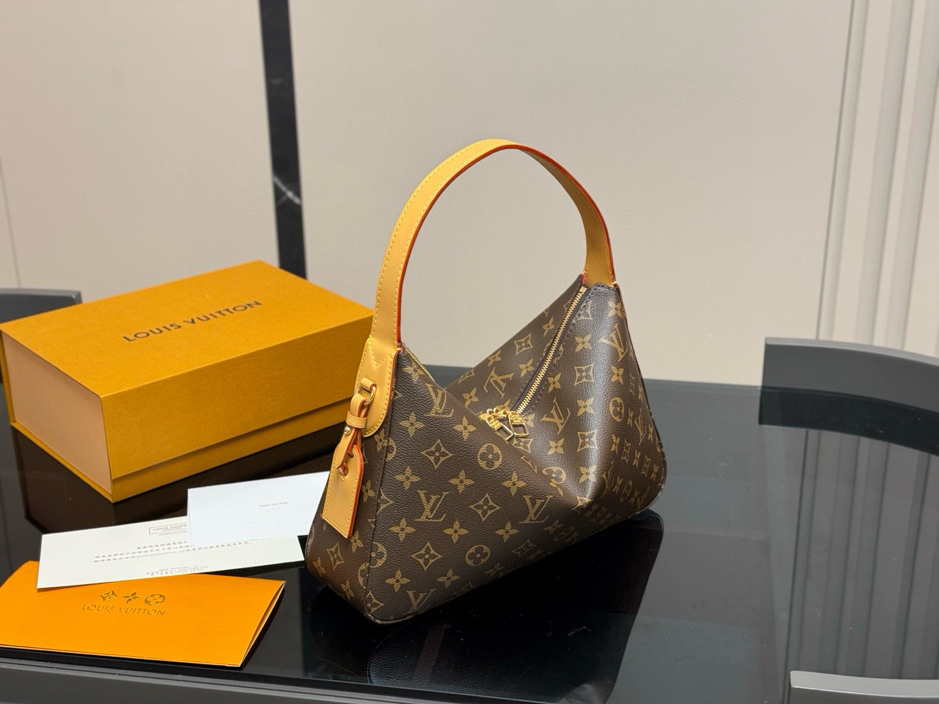 Pre-Owned LV Hobo Underarm Bag with Folding Box and Airplane Case