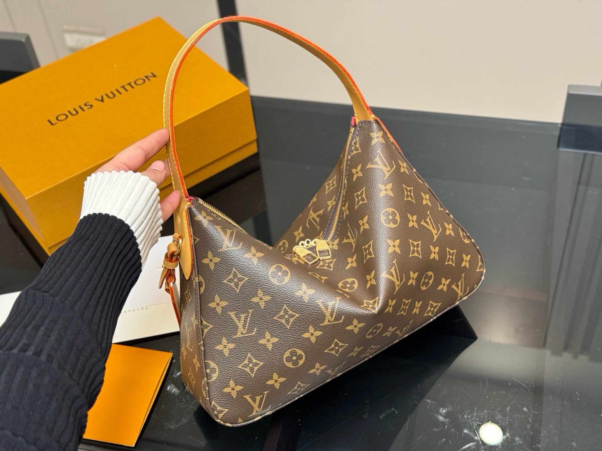 Pre-Owned LV Hobo Underarm Bag with Folding Box and Airplane Case