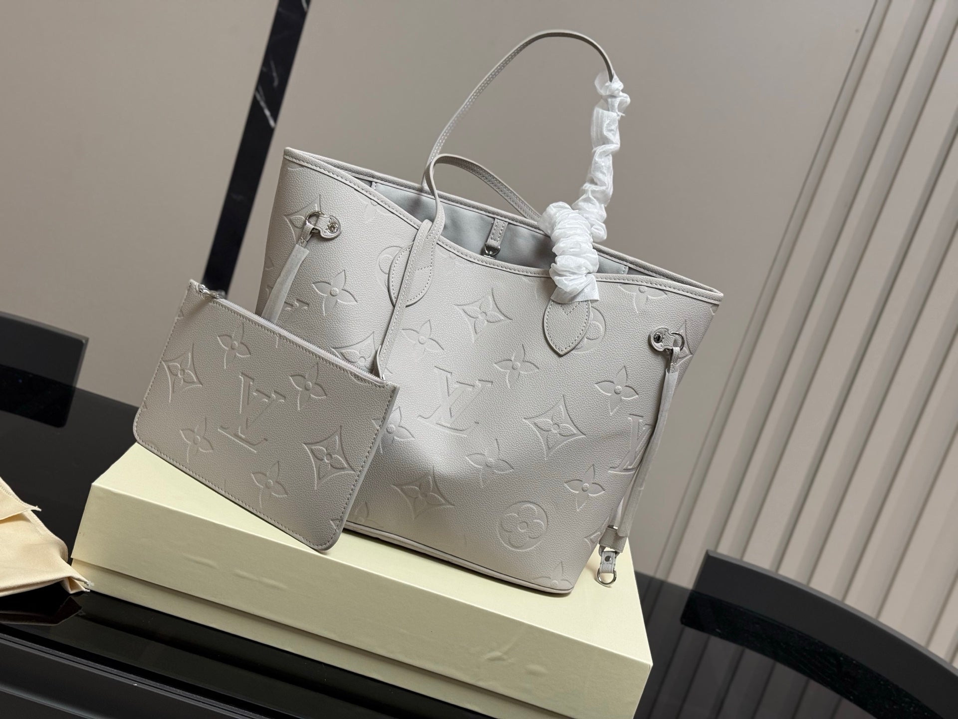 Louis Vuitton Neverfull Medium Shopping Bag - Classic Luxury Tote