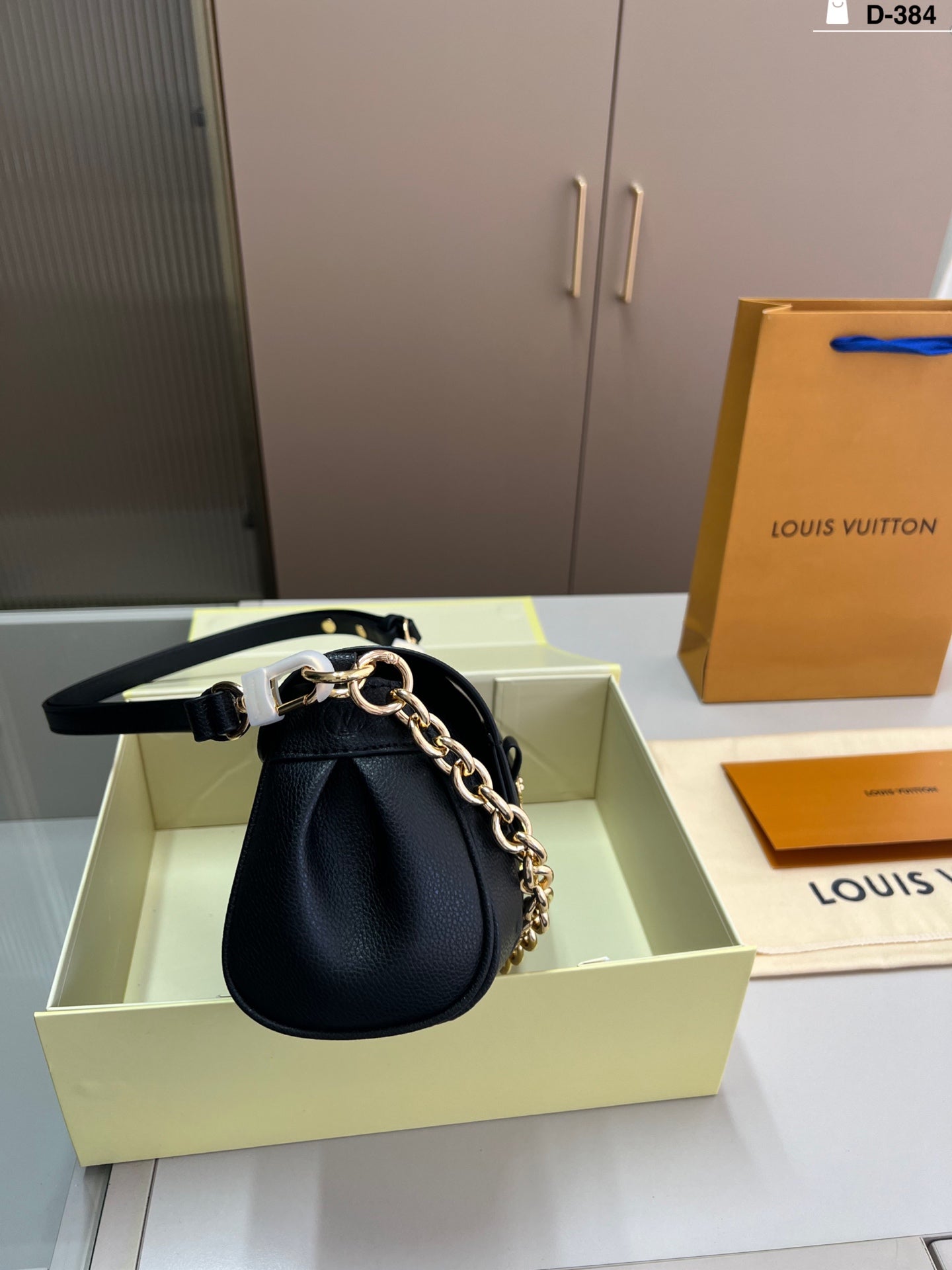 Louis Vuitton Classic Messenger Bag - Versatile Crossbody & Shoulder Style