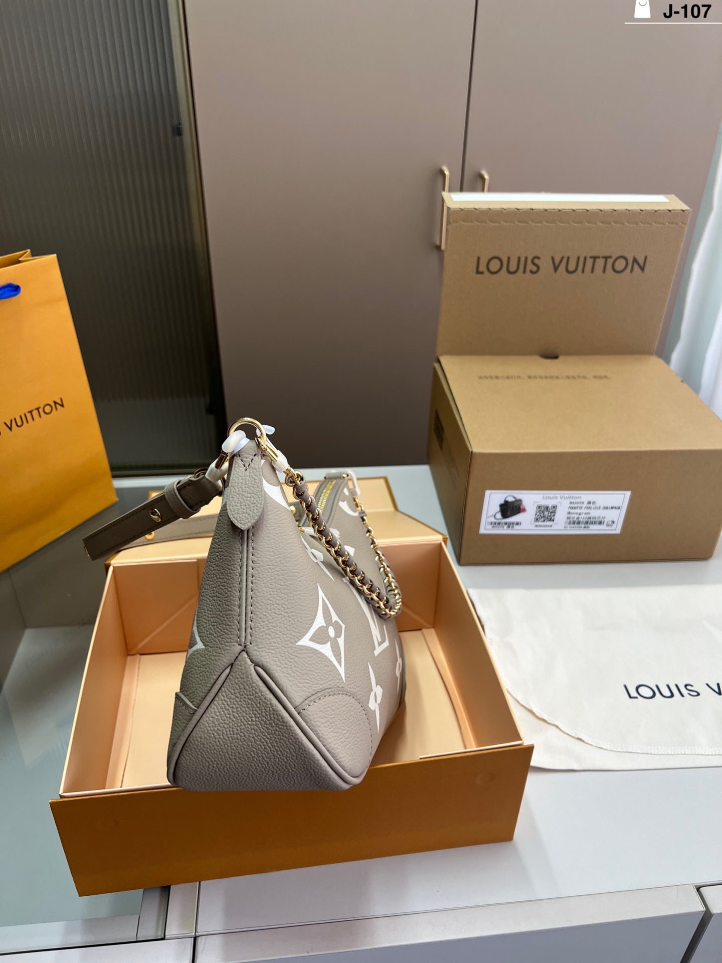 Vintage Croissant Shoulder Bag - Cowhide Chip