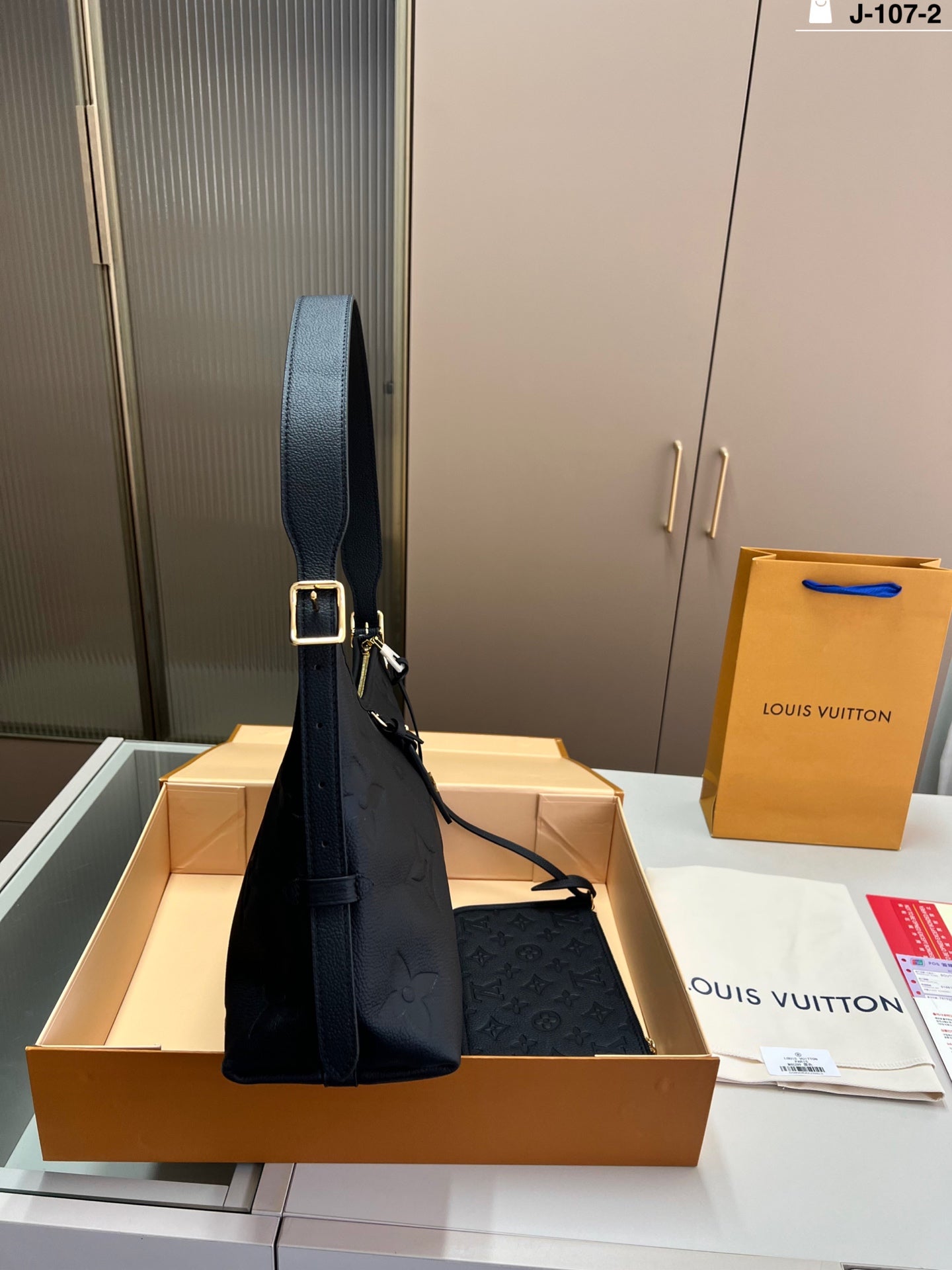 Louis Vuitton Cowhide Carryall Shopping Bag â€“ Versatile Tote for Any Occasion