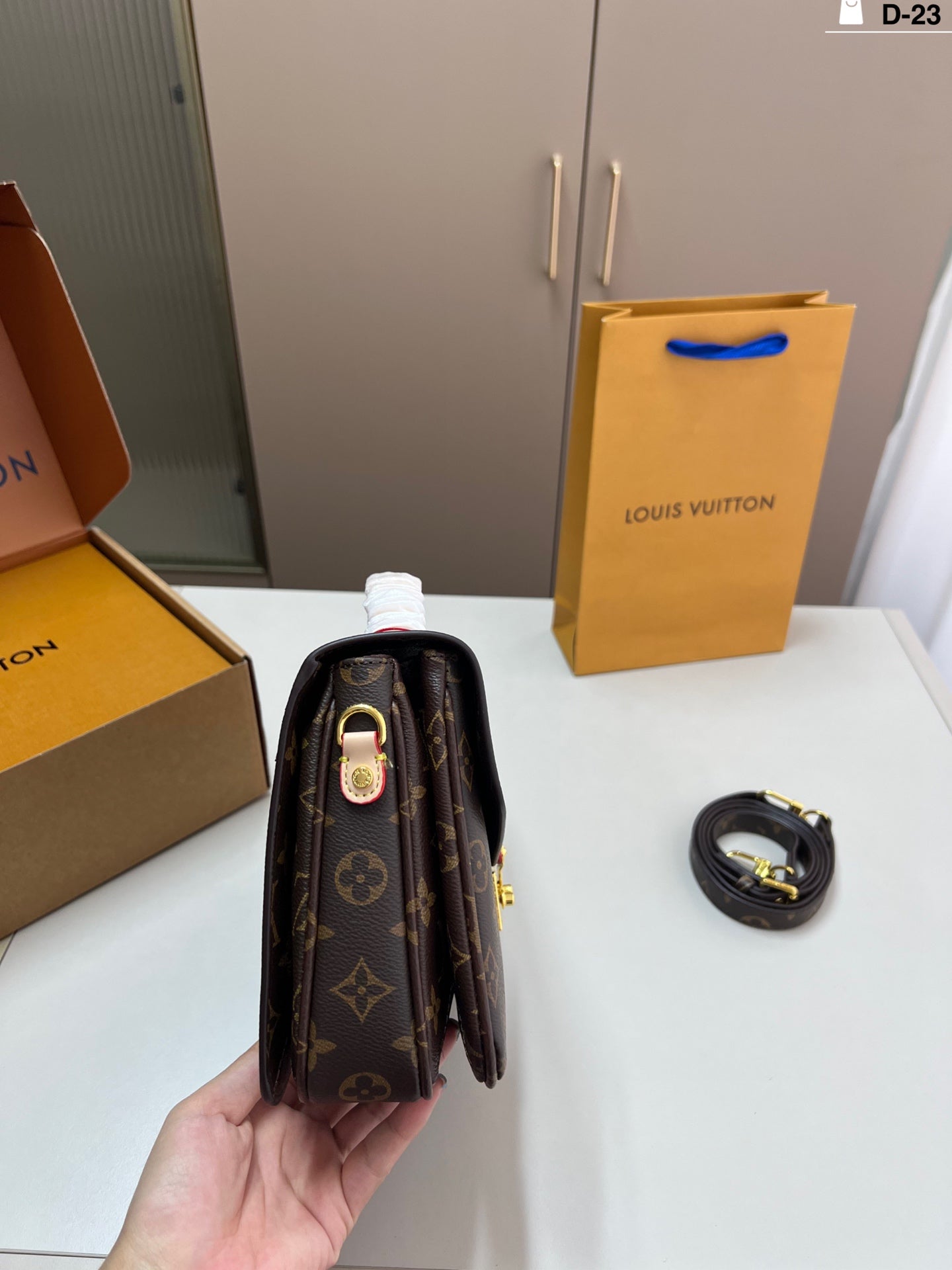 Stylish and Versatile LV Messenger Bag - Adjustable Shoulder Strap