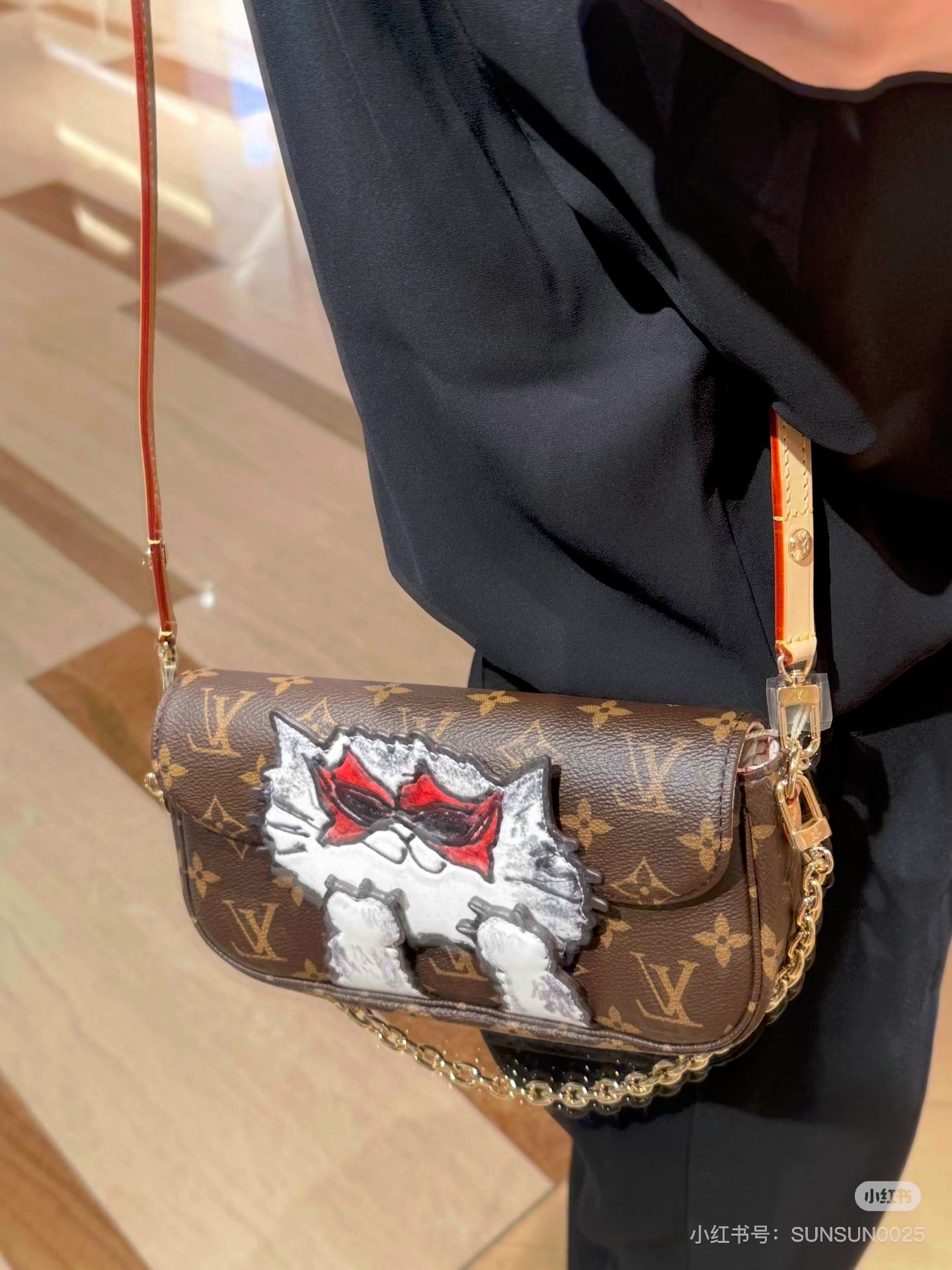 Abstract Co-Branded Cat Ivy Figure