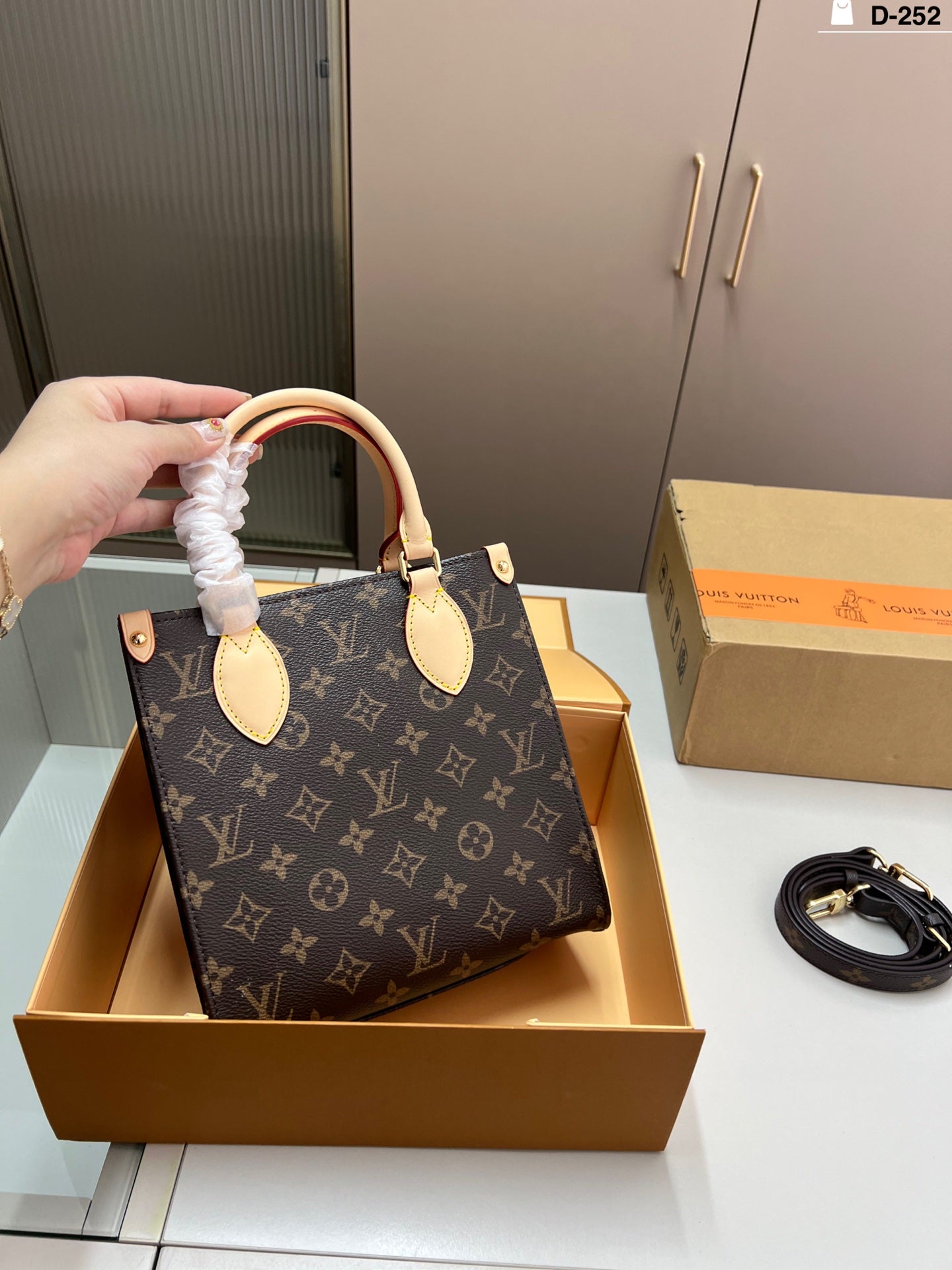 Versatile Lv Sheet Music Package with Long Shoulder Strap