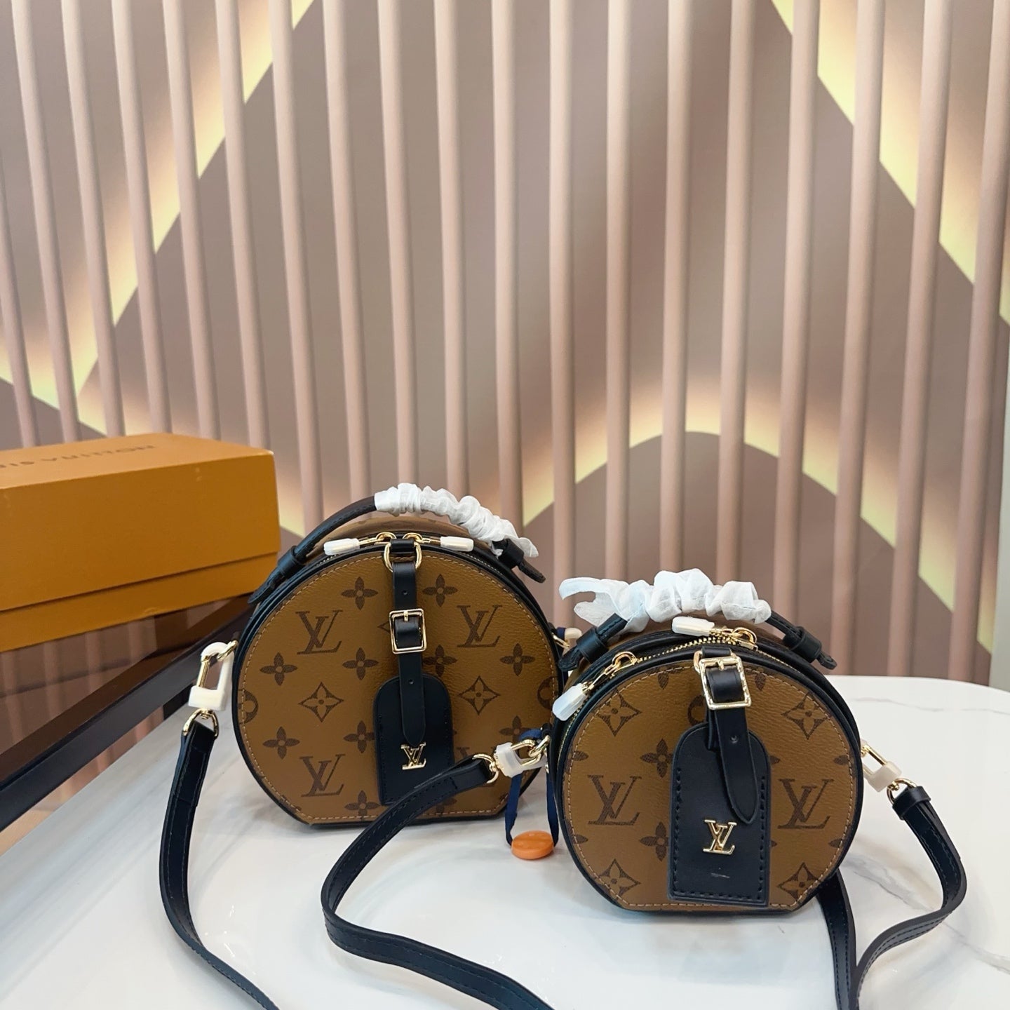 Folding Gift Box with Airplane Design - Round Cake Bun Holder