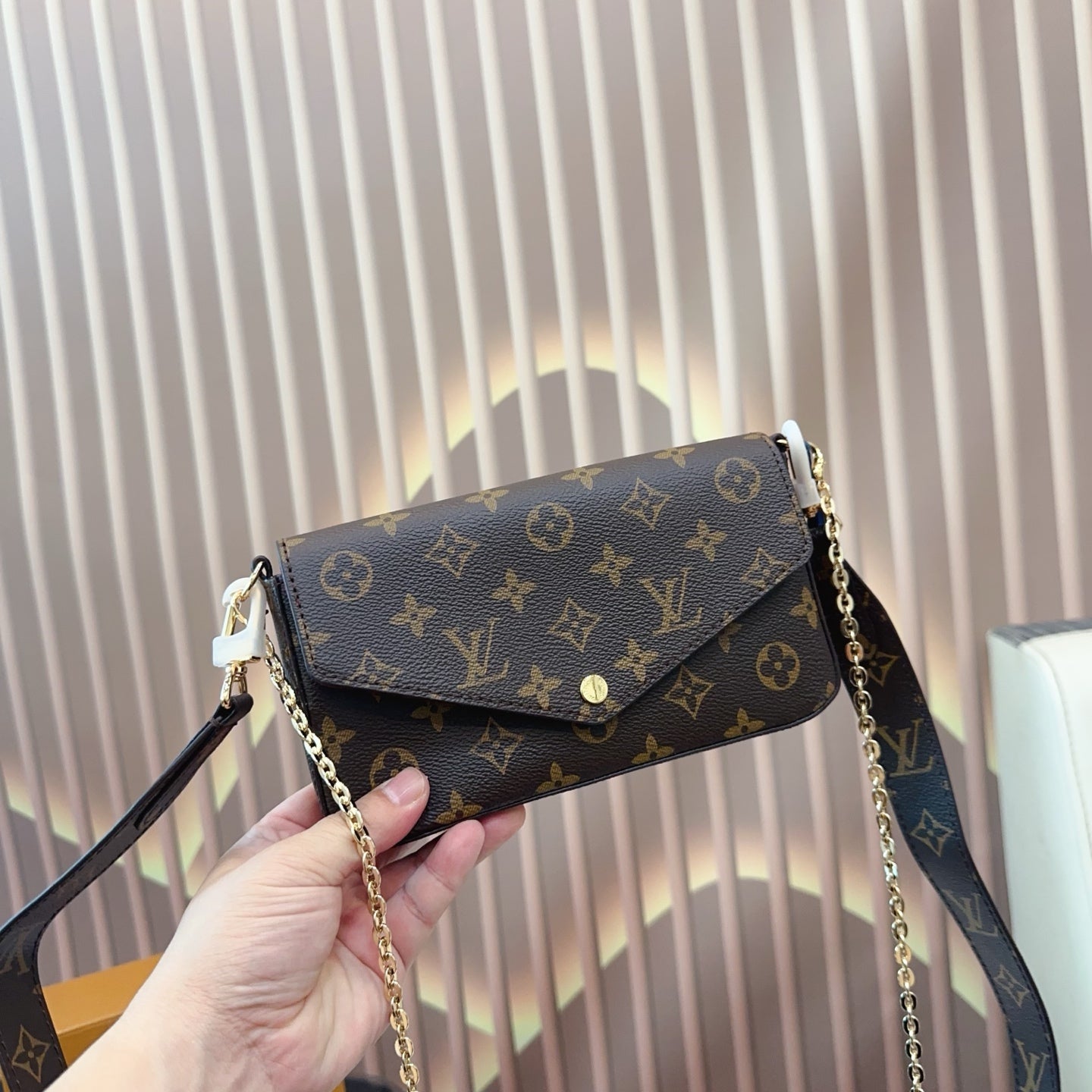 LV Rosy Chain Bag with Folding Gift Box - Stylish & Versatile