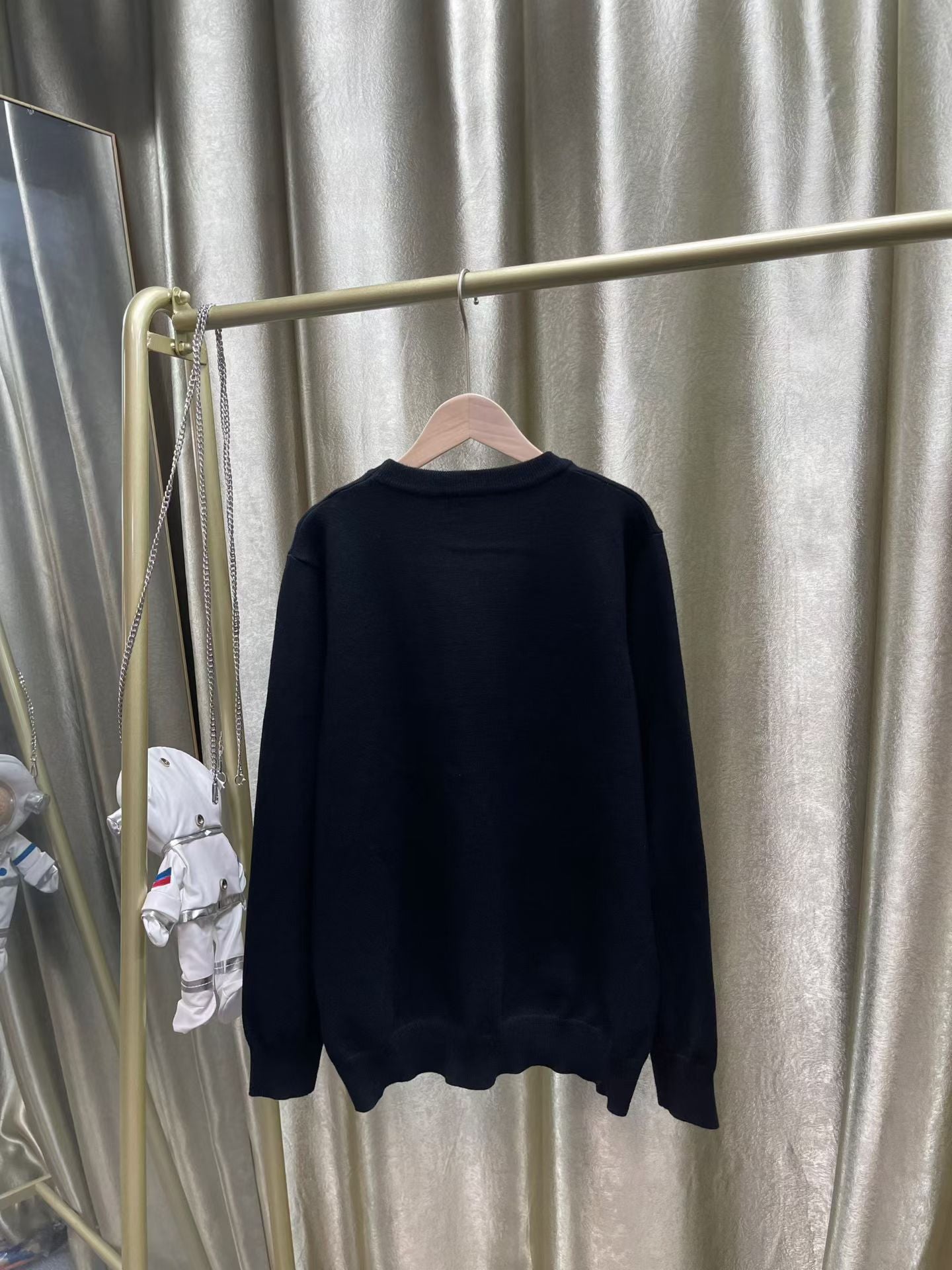 ** Burberry Jacquard Round Neck Sweater - Luxury Wool Blend for Men & Women

**