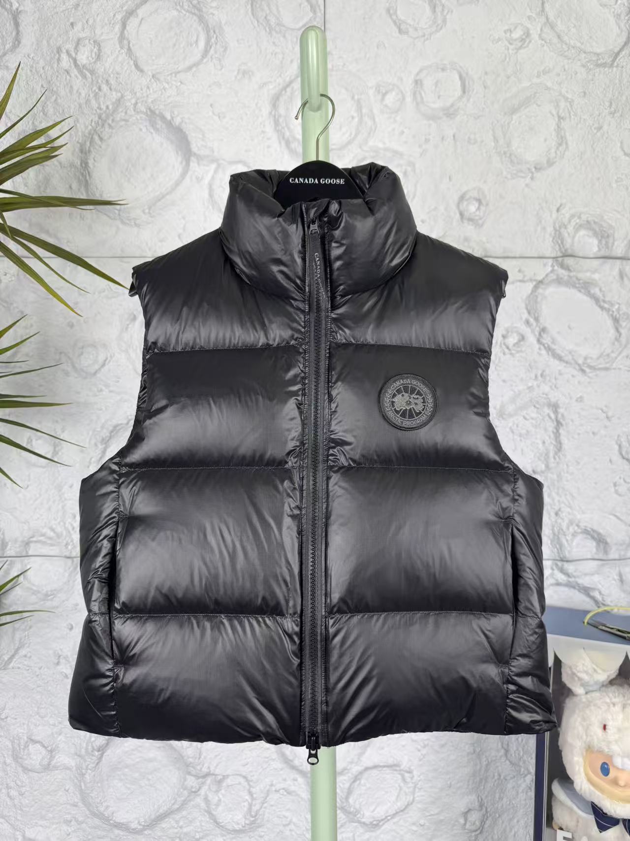 Canada Goose Crofton Light Down Vest â€“ Premium Windproof and Water-Repellent