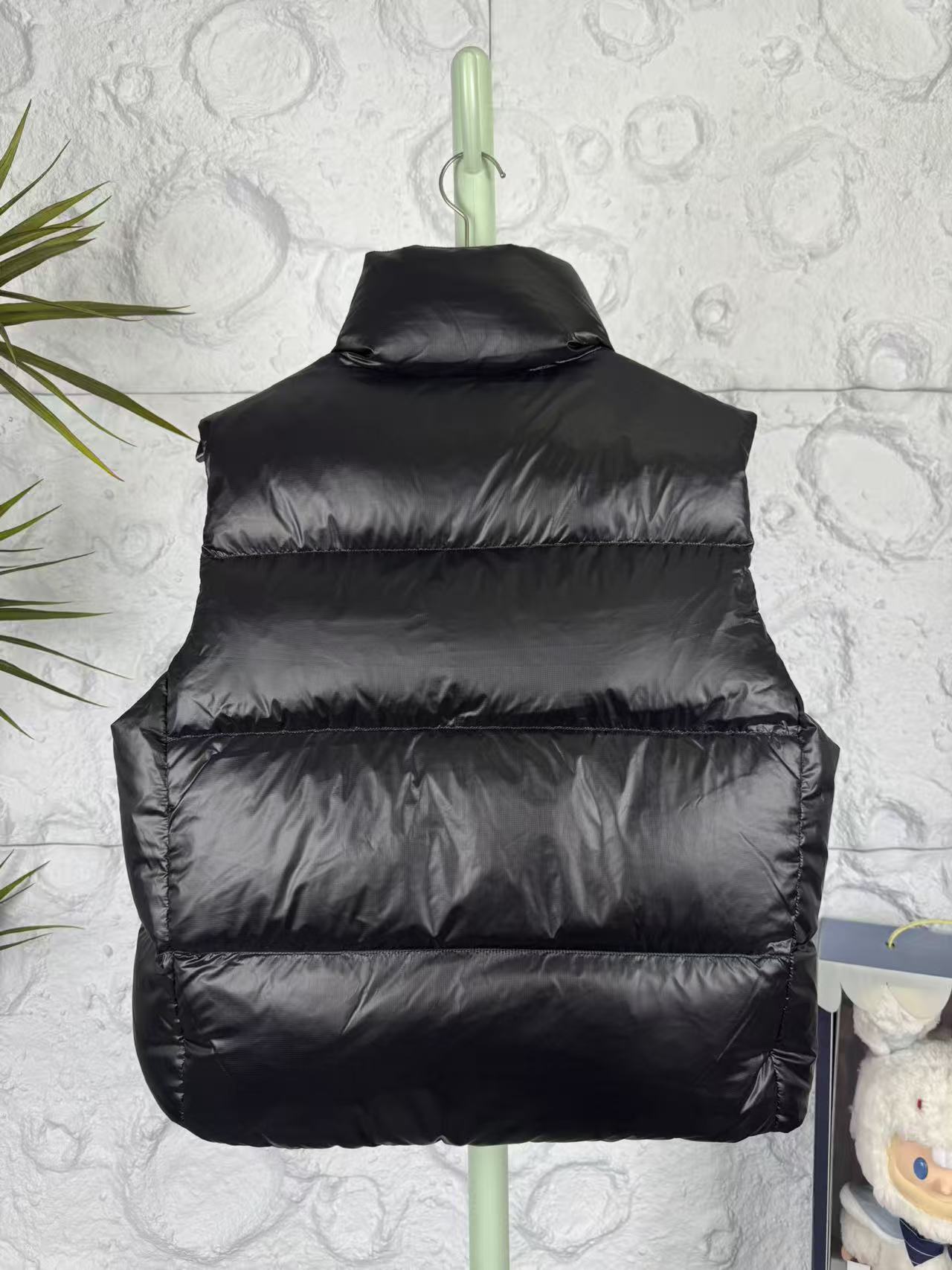 Canada Goose Crofton Light Down Vest â€“ Premium Windproof and Water-Repellent