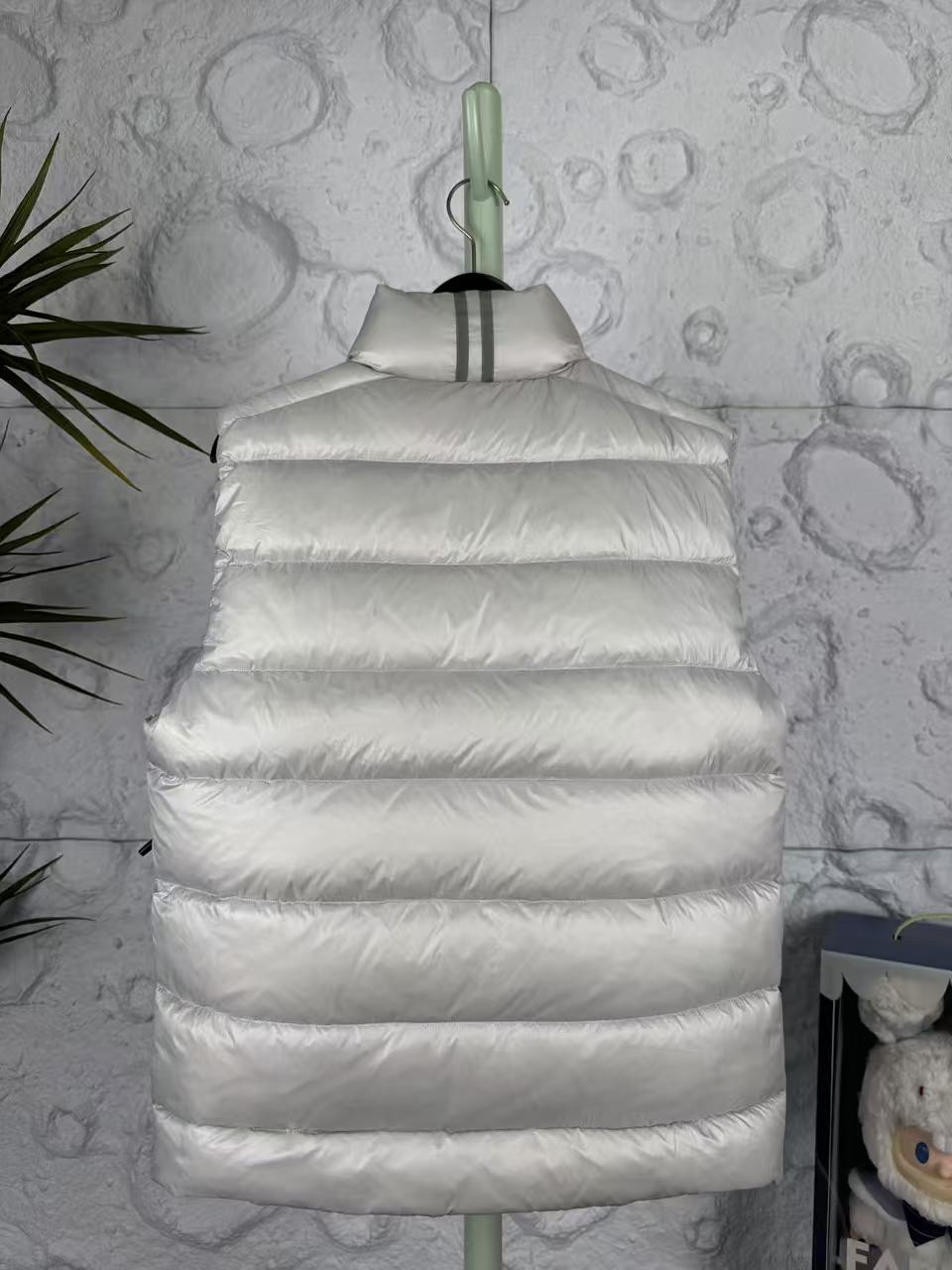 Canada Goose Crofton Light Down Vest - Ultimate Warmth & Style